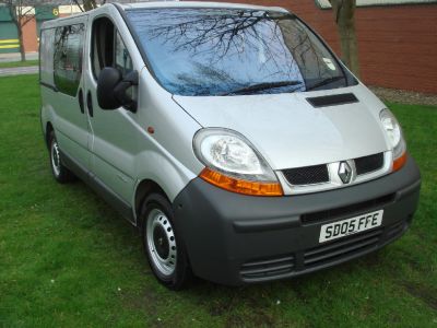 Renault Trafic 1.9 SL29dCi 100+ Crew Van Commercial Diesel SilverRenault Trafic 1.9 SL29dCi 100+ Crew Van Commercial Diesel Silver at Chequered Flag GB LTD Leeds