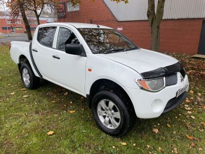 Mitsubishi L200 2.5 L200 4WORK DI-D D/C Pick Up Diesel WhiteMitsubishi L200 2.5 L200 4WORK DI-D D/C Pick Up Diesel White at Chequered Flag GB LTD Leeds