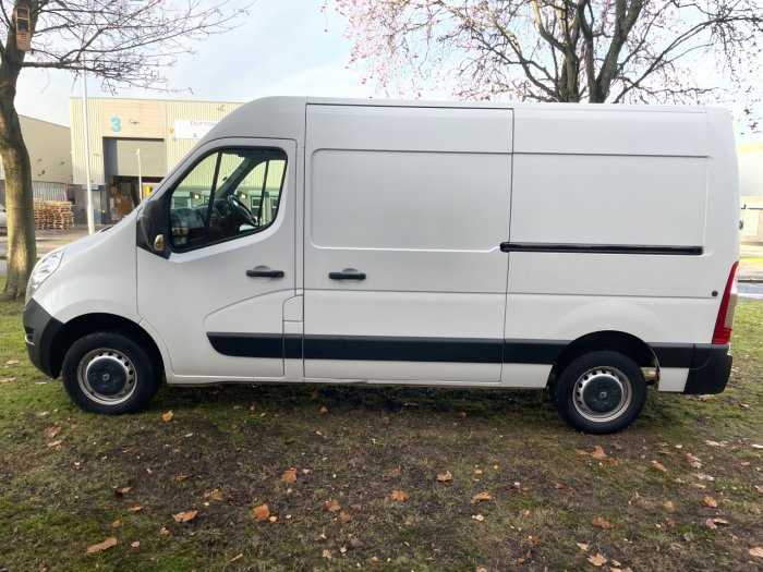 Renault Master 2.3 MM35dCi 125 Business Medium Roof Van Panel Van Diesel White