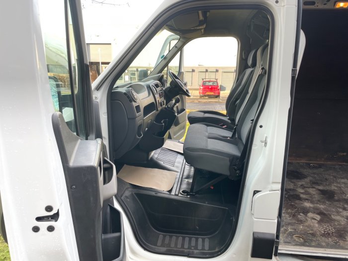 Renault Master 2.3 MM35dCi 125 Business Medium Roof Van Panel Van Diesel White