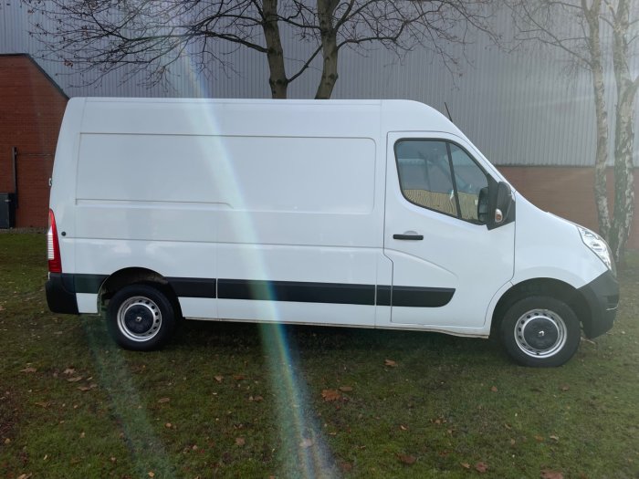 Renault Master 2.3 MM35dCi 125 Business Medium Roof Van Panel Van Diesel White