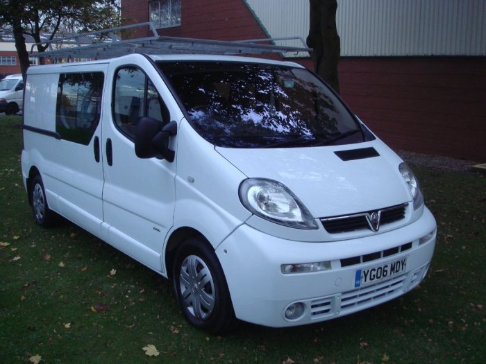 Vauxhall Vivaro 2.5 CDTI 16v Sportive 2900 Crewcab 5dr (LWB) Combi Van Diesel White