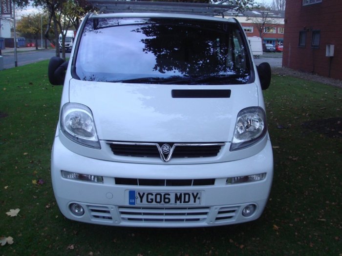 Vauxhall Vivaro 2.5 CDTI 16v Sportive 2900 Crewcab 5dr (LWB) Combi Van Diesel White