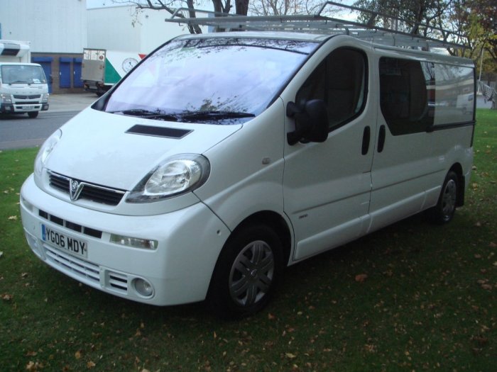 Vauxhall Vivaro 2.5 CDTI 16v Sportive 2900 Crewcab 5dr (LWB) Combi Van Diesel White