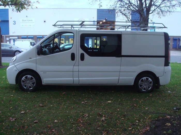 Vauxhall Vivaro 2.5 CDTI 16v Sportive 2900 Crewcab 5dr (LWB) Combi Van Diesel White