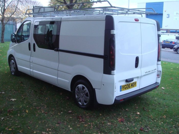 Vauxhall Vivaro 2.5 CDTI 16v Sportive 2900 Crewcab 5dr (LWB) Combi Van Diesel White