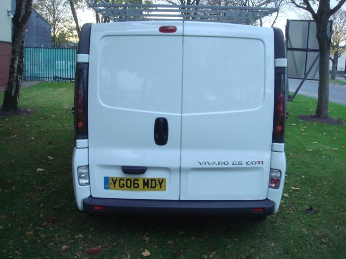 Vauxhall Vivaro 2.5 CDTI 16v Sportive 2900 Crewcab 5dr (LWB) Combi Van Diesel White