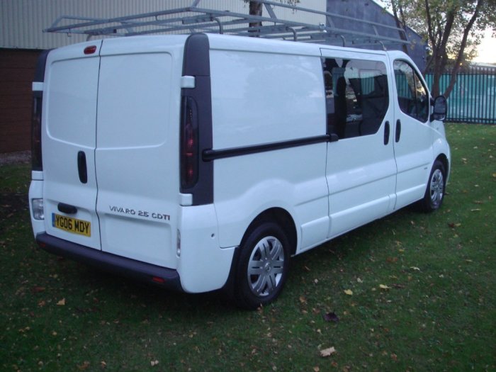 Vauxhall Vivaro 2.5 CDTI 16v Sportive 2900 Crewcab 5dr (LWB) Combi Van Diesel White