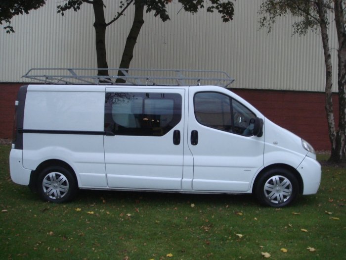 Vauxhall Vivaro 2.5 CDTI 16v Sportive 2900 Crewcab 5dr (LWB) Combi Van Diesel White