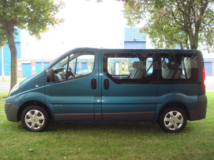 Renault Trafic 2.0 TD dCi SL27 Mini Bus 4dr (9 Seats) Minibus Diesel Blue