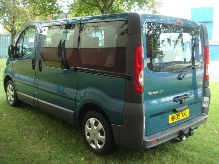 Renault Trafic 2.0 TD dCi SL27 Mini Bus 4dr (9 Seats) Minibus Diesel Blue