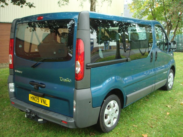 Renault Trafic 2.0 TD dCi SL27 Mini Bus 4dr (9 Seats) Minibus Diesel Blue