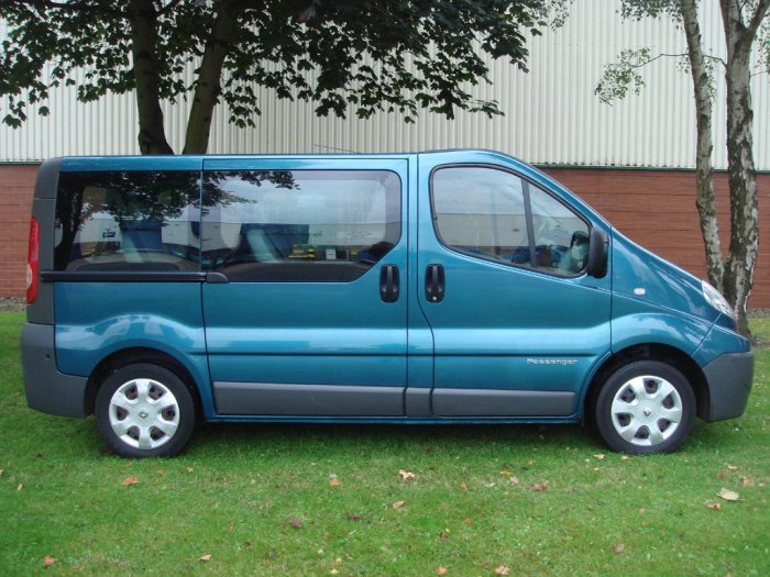 Renault Trafic 2.0 TD dCi SL27 Mini Bus 4dr (9 Seats) Minibus Diesel Blue