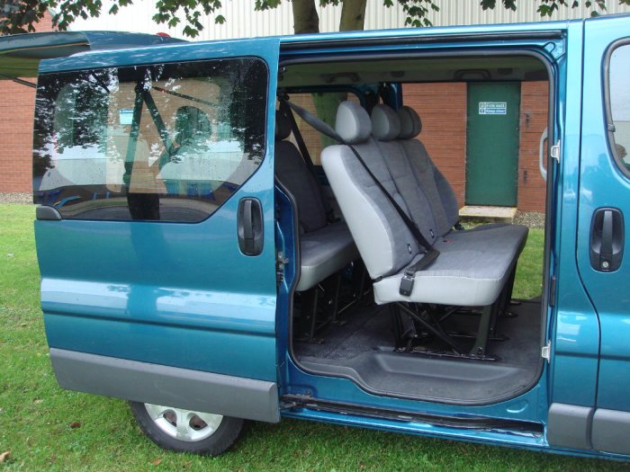 Renault Trafic 2.0 TD dCi SL27 Mini Bus 4dr (9 Seats) Minibus Diesel Blue