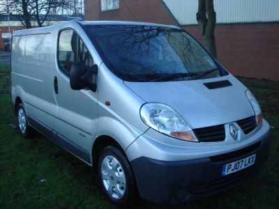 Renault Trafic 2.0TD SL27dCi 115 Extra Panel Van Panel Van Diesel SILVERRenault Trafic 2.0TD SL27dCi 115 Extra Panel Van Panel Van Diesel SILVER at Chequered Flag GB LTD Leeds